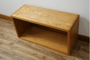 中古　タモ材　高島屋購入品　シンプルなデザインで使いやすいディスプレイラック(飾り棚、収納棚、オープンラック)(R-072774)