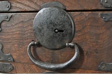 和製アンティーク　希少サイズ!!　前面欅(ケヤキ)材　時代の流れを感じさせる趣ある佇まいが魅力的な帳場小箪笥(帳場箪笥、収納タンス、引き出し)(R-072776)