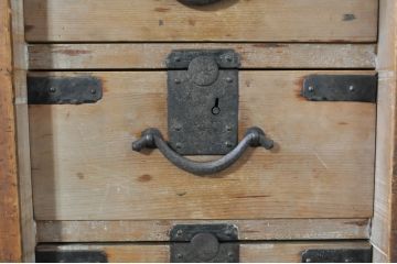 和製アンティーク　前面檜(ヒノキ)材　素朴な佇まいが魅力的な関西帳場箪笥(小箪笥、時代箪笥、収納タンス、整理たんす、引き出し)(R-072777)