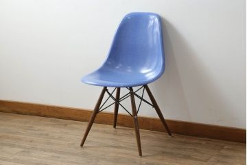アメリカビンテージ　Hermanmiller(ハーマンミラー社)　Charles & Ray Eames(チャールズ&レイ・イームズ)　ドゥエルレッグベース(ウォールナット)　ロイヤルブルー　様々なシーンで使い勝手の良いシンプルなフォルムのシェルチェア(ダイニングチェア、椅子、イス、ヴィンテージ)(定価約12万円)(R-072796)