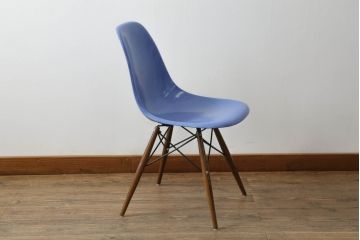 アメリカビンテージ　Hermanmiller(ハーマンミラー社)　Charles & Ray Eames(チャールズ&レイ・イームズ)　ドゥエルレッグベース(ウォールナット)　ロイヤルブルー　様々なシーンで使い勝手の良いシンプルなフォルムのシェルチェア(ダイニングチェア、椅子、イス、ヴィンテージ)(定価約12万円)(R-072796)