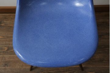 アメリカビンテージ　Hermanmiller(ハーマンミラー社)　Charles & Ray Eames(チャールズ&レイ・イームズ)　ドゥエルレッグベース(ウォールナット)　ロイヤルブルー　様々なシーンで使い勝手の良いシンプルなフォルムのシェルチェア(ダイニングチェア、椅子、イス、ヴィンテージ)(定価約12万円)(R-072796)