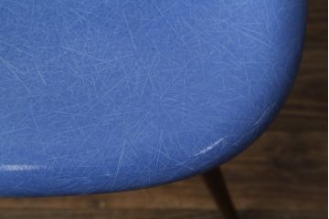 アメリカビンテージ　Hermanmiller(ハーマンミラー社)　Charles & Ray Eames(チャールズ&レイ・イームズ)　ドゥエルレッグベース(ウォールナット)　ロイヤルブルー　様々なシーンで使い勝手の良いシンプルなフォルムのシェルチェア(ダイニングチェア、椅子、イス、ヴィンテージ)(定価約12万円)(R-072796)