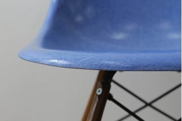 アメリカビンテージ　Hermanmiller(ハーマンミラー社)　Charles & Ray Eames(チャールズ&レイ・イームズ)　ドゥエルレッグベース(ウォールナット)　ロイヤルブルー　様々なシーンで使い勝手の良いシンプルなフォルムのシェルチェア(ダイニングチェア、椅子、イス、ヴィンテージ)(定価約12万円)(R-072796)