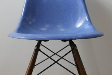 アメリカビンテージ　Hermanmiller(ハーマンミラー社)　Charles & Ray Eames(チャールズ&レイ・イームズ)　ドゥエルレッグベース(ウォールナット)　ロイヤルブルー　様々なシーンで使い勝手の良いシンプルなフォルムのシェルチェア(ダイニングチェア、椅子、イス、ヴィンテージ)(定価約12万円)(R-072796)