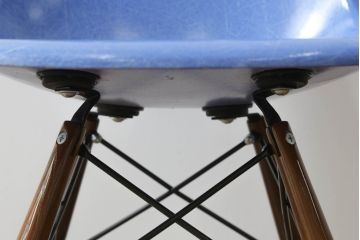 アメリカビンテージ　Hermanmiller(ハーマンミラー社)　Charles & Ray Eames(チャールズ&レイ・イームズ)　ドゥエルレッグベース(ウォールナット)　ロイヤルブルー　様々なシーンで使い勝手の良いシンプルなフォルムのシェルチェア(ダイニングチェア、椅子、イス、ヴィンテージ)(定価約12万円)(R-072796)