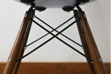 アメリカビンテージ　Hermanmiller(ハーマンミラー社)　Charles & Ray Eames(チャールズ&レイ・イームズ)　ドゥエルレッグベース(ウォールナット)　ロイヤルブルー　様々なシーンで使い勝手の良いシンプルなフォルムのシェルチェア(ダイニングチェア、椅子、イス、ヴィンテージ)(定価約12万円)(R-072796)