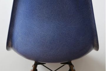 アメリカビンテージ　Hermanmiller(ハーマンミラー社)　Charles & Ray Eames(チャールズ&レイ・イームズ)　ドゥエルレッグベース(ウォールナット)　ロイヤルブルー　様々なシーンで使い勝手の良いシンプルなフォルムのシェルチェア(ダイニングチェア、椅子、イス、ヴィンテージ)(定価約12万円)(R-072796)