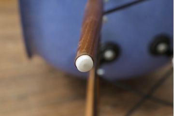 アメリカビンテージ　Hermanmiller(ハーマンミラー社)　Charles & Ray Eames(チャールズ&レイ・イームズ)　ドゥエルレッグベース(ウォールナット)　ロイヤルブルー　様々なシーンで使い勝手の良いシンプルなフォルムのシェルチェア(ダイニングチェア、椅子、イス、ヴィンテージ)(定価約12万円)(R-072796)