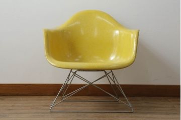 アメリカビンテージ　Hermanmiller(ハーマンミラー社)　Charles & Ray Eames(チャールズ&レイ・イームズ)　ローロッドベース　様々なシーンで使い勝手の良いシンプルなフォルムのシェルアームチェア(ダイニングチェア、椅子、イス、ヴィンテージ)(定価約14万3千円)(R-072797)
