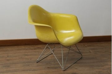 アメリカビンテージ　Hermanmiller(ハーマンミラー社)　Charles & Ray Eames(チャールズ&レイ・イームズ)　ローロッドベース　様々なシーンで使い勝手の良いシンプルなフォルムのシェルアームチェア(ダイニングチェア、椅子、イス、ヴィンテージ)(定価約14万3千円)(R-072797)
