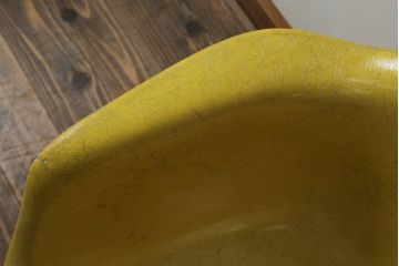 アメリカビンテージ　Hermanmiller(ハーマンミラー社)　Charles & Ray Eames(チャールズ&レイ・イームズ)　ローロッドベース　様々なシーンで使い勝手の良いシンプルなフォルムのシェルアームチェア(ダイニングチェア、椅子、イス、ヴィンテージ)(定価約14万3千円)(R-072797)