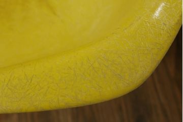 アメリカビンテージ　Hermanmiller(ハーマンミラー社)　Charles & Ray Eames(チャールズ&レイ・イームズ)　ローロッドベース　様々なシーンで使い勝手の良いシンプルなフォルムのシェルアームチェア(ダイニングチェア、椅子、イス、ヴィンテージ)(定価約14万3千円)(R-072797)