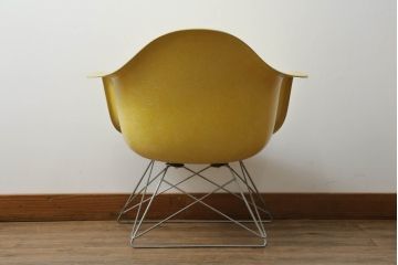 アメリカビンテージ　Hermanmiller(ハーマンミラー社)　Charles & Ray Eames(チャールズ&レイ・イームズ)　ローロッドベース　様々なシーンで使い勝手の良いシンプルなフォルムのシェルアームチェア(ダイニングチェア、椅子、イス、ヴィンテージ)(定価約14万3千円)(R-072797)