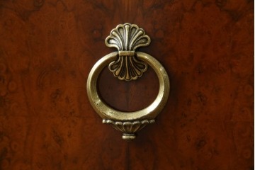 中古　美品　DREXEL HERITAGE(ドレクセルヘリテイジ)　FRANCESCA(フランチェスカ)シリーズ　エレガントな佇まいが魅力のサイドボード　定価約86万円相当　(R-072798)