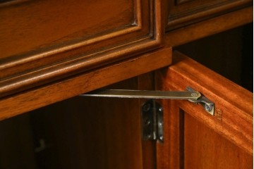 中古　美品　DREXEL HERITAGE(ドレクセルヘリテイジ)　FRANCESCA(フランチェスカ)シリーズ　エレガントな佇まいが魅力のサイドボード　定価約86万円相当　(R-072798)