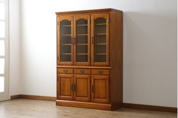 中古　横浜ダニエル(daniel)　アーリーアメリカンシリーズ　A-203　優雅な佇まいが上品なチャイナキャビネット(食器棚、カップボード、収納棚、飾り棚)(定価約84万円)(R-072799)