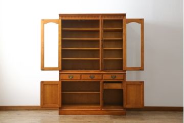 中古　横浜ダニエル(daniel)　アーリーアメリカンシリーズ　A-203　優雅な佇まいが上品なチャイナキャビネット(食器棚、カップボード、収納棚、飾り棚)(定価約84万円)(R-072799)