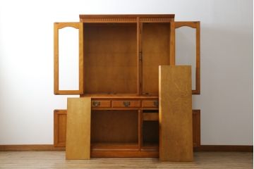 中古　横浜ダニエル(daniel)　アーリーアメリカンシリーズ　A-203　優雅な佇まいが上品なチャイナキャビネット(食器棚、カップボード、収納棚、飾り棚)(定価約84万円)(R-072799)