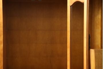 中古　横浜ダニエル(daniel)　アーリーアメリカンシリーズ　A-203　優雅な佇まいが上品なチャイナキャビネット(食器棚、カップボード、収納棚、飾り棚)(定価約84万円)(R-072799)