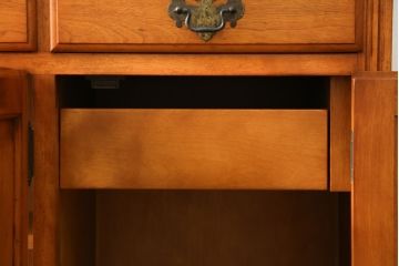中古　横浜ダニエル(daniel)　アーリーアメリカンシリーズ　A-203　優雅な佇まいが上品なチャイナキャビネット(食器棚、カップボード、収納棚、飾り棚)(定価約84万円)(R-072799)