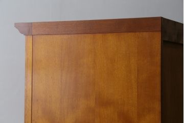 中古　横浜ダニエル(daniel)　アーリーアメリカンシリーズ　A-203　優雅な佇まいが上品なチャイナキャビネット(食器棚、カップボード、収納棚、飾り棚)(定価約84万円)(R-072799)
