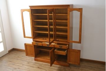 中古　横浜ダニエル(daniel)　アーリーアメリカンシリーズ　A-203　優雅な佇まいが上品なチャイナキャビネット(食器棚、カップボード、収納棚、飾り棚)(定価約84万円)(R-072799)