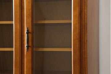 中古　横浜ダニエル(daniel)　アーリーアメリカンシリーズ　A-203　優雅な佇まいが上品なチャイナキャビネット(食器棚、カップボード、収納棚、飾り棚)(定価約84万円)(R-072799)