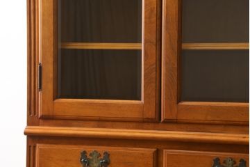 中古　横浜ダニエル(daniel)　アーリーアメリカンシリーズ　A-203　優雅な佇まいが上品なチャイナキャビネット(食器棚、カップボード、収納棚、飾り棚)(定価約84万円)(R-072799)