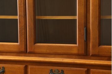 中古　横浜ダニエル(daniel)　アーリーアメリカンシリーズ　A-203　優雅な佇まいが上品なチャイナキャビネット(食器棚、カップボード、収納棚、飾り棚)(定価約84万円)(R-072799)