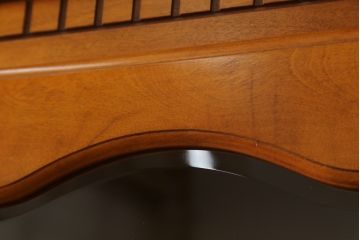 中古　横浜ダニエル(daniel)　アーリーアメリカンシリーズ　A-203　優雅な佇まいが上品なチャイナキャビネット(食器棚、カップボード、収納棚、飾り棚)(定価約84万円)(R-072799)