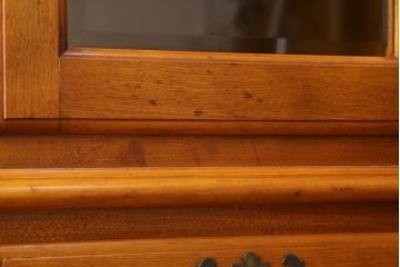 中古　横浜ダニエル(daniel)　アーリーアメリカンシリーズ　A-203　優雅な佇まいが上品なチャイナキャビネット(食器棚、カップボード、収納棚、飾り棚)(定価約84万円)(R-072799)