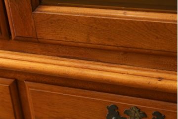 中古　横浜ダニエル(daniel)　アーリーアメリカンシリーズ　A-203　優雅な佇まいが上品なチャイナキャビネット(食器棚、カップボード、収納棚、飾り棚)(定価約84万円)(R-072799)