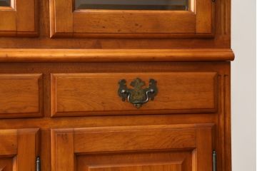 中古　横浜ダニエル(daniel)　アーリーアメリカンシリーズ　A-203　優雅な佇まいが上品なチャイナキャビネット(食器棚、カップボード、収納棚、飾り棚)(定価約84万円)(R-072799)
