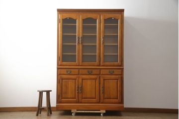 中古　横浜ダニエル(daniel)　アーリーアメリカンシリーズ　A-203　優雅な佇まいが上品なチャイナキャビネット(食器棚、カップボード、収納棚、飾り棚)(定価約84万円)(R-072799)