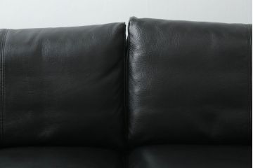中古　美品　本革(レザー)　アイラーセン(eilersen)　ストリームラインソファ(STREAMLINE SOFA)　クールモダンなデザインがカッコいい2人掛けソファ(二人掛けソファ、2P、北欧)(R-072800)