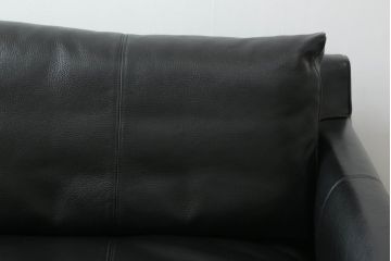 中古　美品　本革(レザー)　アイラーセン(eilersen)　ストリームラインソファ(STREAMLINE SOFA)　クールモダンなデザインがカッコいい2人掛けソファ(二人掛けソファ、2P、北欧)(R-072800)