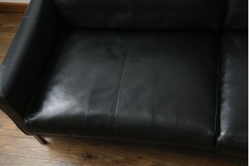 中古　美品　本革(レザー)　アイラーセン(eilersen)　ストリームラインソファ(STREAMLINE SOFA)　クールモダンなデザインがカッコいい2人掛けソファ(二人掛けソファ、2P、北欧)(R-072800)