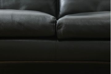 中古　美品　本革(レザー)　アイラーセン(eilersen)　ストリームラインソファ(STREAMLINE SOFA)　クールモダンなデザインがカッコいい2人掛けソファ(二人掛けソファ、2P、北欧)(R-072800)