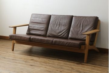 北欧家具　デンマークビンテージ　本革(レザー)　GETAMA(ゲタマ)　Hans J Wegner(ハンス・J・ウェグナー)　GE290　くつろぎの空間を演出するアーム付き3人掛けソファ(3P、三人掛け、アームソファ、トリプルソファ、3シーター、北欧、ヴィンテージ)(R-072801)