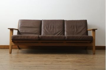 北欧家具　デンマークビンテージ　本革(レザー)　GETAMA(ゲタマ)　Hans J Wegner(ハンス・J・ウェグナー)　GE290　くつろぎの空間を演出するアーム付き3人掛けソファ(3P、三人掛け、アームソファ、トリプルソファ、3シーター、北欧、ヴィンテージ)(R-072801)