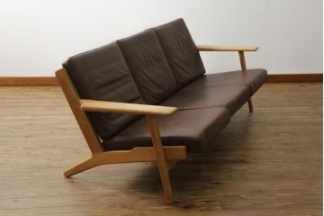 北欧家具　デンマークビンテージ　本革(レザー)　GETAMA(ゲタマ)　Hans J Wegner(ハンス・J・ウェグナー)　GE290　くつろぎの空間を演出するアーム付き3人掛けソファ(3P、三人掛け、アームソファ、トリプルソファ、3シーター、北欧、ヴィンテージ)(R-072801)