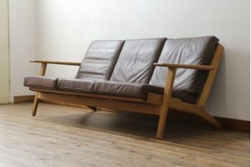 北欧家具　デンマークビンテージ　本革(レザー)　GETAMA(ゲタマ)　Hans J Wegner(ハンス・J・ウェグナー)　GE290　くつろぎの空間を演出するアーム付き3人掛けソファ(3P、三人掛け、アームソファ、トリプルソファ、3シーター、北欧、ヴィンテージ)(R-072801)