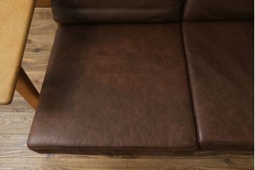 北欧家具　デンマークビンテージ　本革(レザー)　GETAMA(ゲタマ)　Hans J Wegner(ハンス・J・ウェグナー)　GE290　くつろぎの空間を演出するアーム付き3人掛けソファ(3P、三人掛け、アームソファ、トリプルソファ、3シーター、北欧、ヴィンテージ)(R-072801)