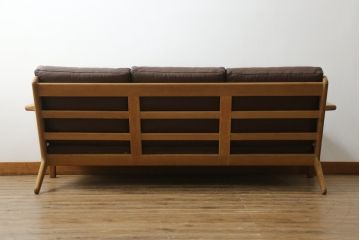 北欧家具　デンマークビンテージ　本革(レザー)　GETAMA(ゲタマ)　Hans J Wegner(ハンス・J・ウェグナー)　GE290　くつろぎの空間を演出するアーム付き3人掛けソファ(3P、三人掛け、アームソファ、トリプルソファ、3シーター、北欧、ヴィンテージ)(R-072801)