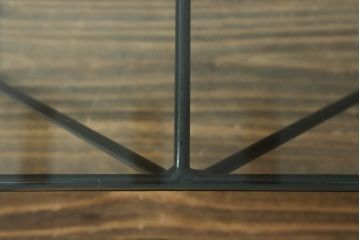中古　B&B　イタリア　Alanda(アランダ)　幾何学を連想させるスタイリッシュなデザインが印象的なガラステーブル(ローテーブル、センターテーブル)(R-072802)