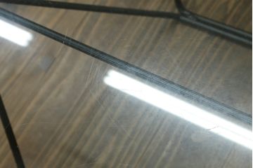 中古　B&B　イタリア　Alanda(アランダ)　幾何学を連想させるスタイリッシュなデザインが印象的なガラステーブル(ローテーブル、センターテーブル)(R-072802)