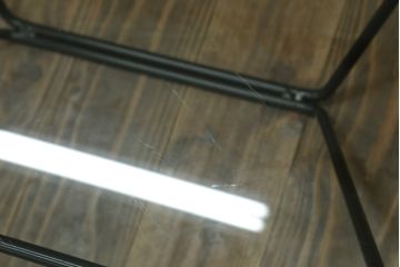 中古　B&B　イタリア　Alanda(アランダ)　幾何学を連想させるスタイリッシュなデザインが印象的なガラステーブル(ローテーブル、センターテーブル)(R-072802)