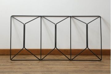 中古　B&B　イタリア　Alanda(アランダ)　幾何学を連想させるスタイリッシュなデザインが印象的なガラステーブル(ローテーブル、センターテーブル)(R-072802)