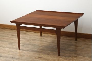 デンマークビンテージ　HAKUHANMOKUZAI(白半木材)取り扱い　フランス&サン(France & S?n)社製　フィン・ユール(Finn Juhl)デザイン　チーク材　天板のエッジがおしゃれなローテーブル(センターテーブル、リビングテーブル、北欧、ヴィンテージ)(R-072803)